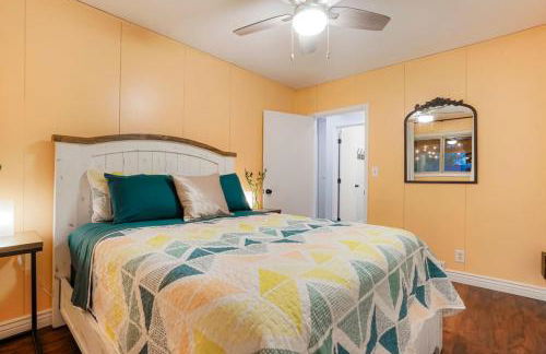 One of a Kind Home with HOT TUB Pool Table and Fire Pit 4 Miles to DT - Foto 9