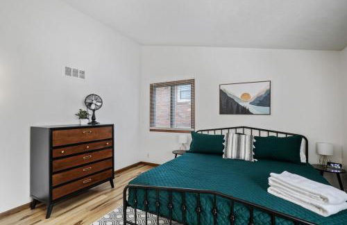 Central Location - 2 living spaces & covered patio! - Foto 8