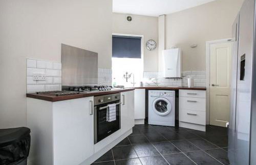 5 bedroom house, free parking, near football, sleeps 8 - Photo 4