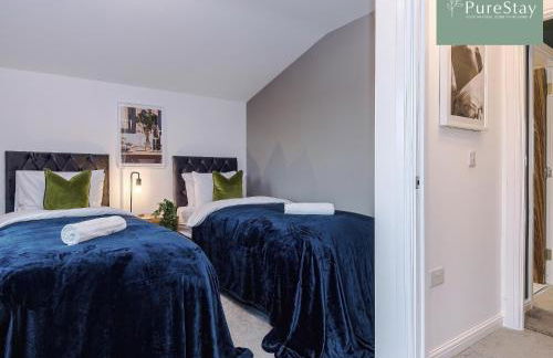 Spacious 5-bedroom Contractor House Sleeps 7 with Parking by PureStay - Foto 29