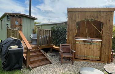 Oakley View Shepherds Hut with hot tub - Photo 6