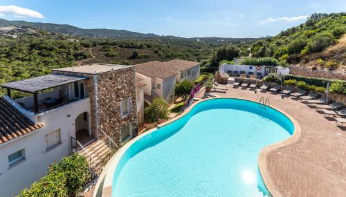 ISA-Residence with swimming-pool just 4 km from Baja Sardinia, apartments with outdoor private space and air conditioning - Foto 4, sunbed