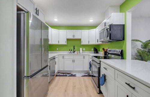 Spacious 4BD - Central Stay with Backyard & Games - Foto 19