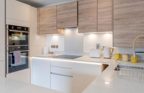 1 bed Albury Contemporary Apartment with Secure Parking - Pass the Keys - Photo 7