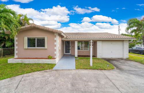 Stunning 4BR Oasis with Pool, 14 minutes to the Ocean - Foto 14