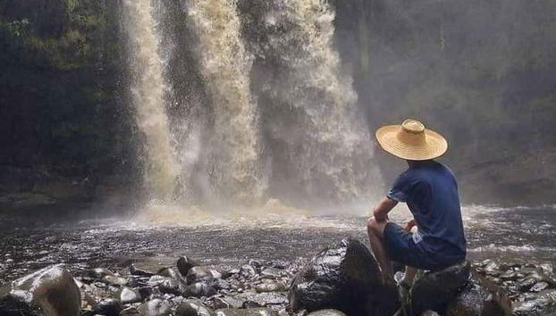Observez la cascade Tres Chorros