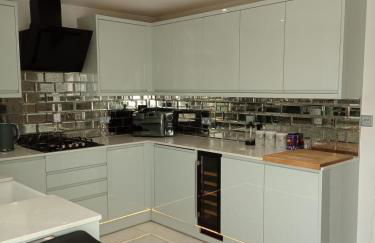 7 bed 3 bath M25 Long term Parking - Foto 24