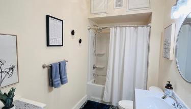 Relaxing Townhouse Downtown Dubuque - Foto 4, Shower