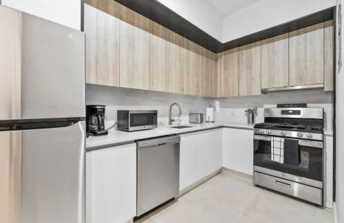 Top Notch 2BR & 2BA Suite Minutes to Central Park - Photo 12