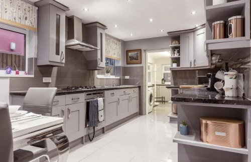 4 bedroom house, 2 Min Walk From Station - Photo 32
