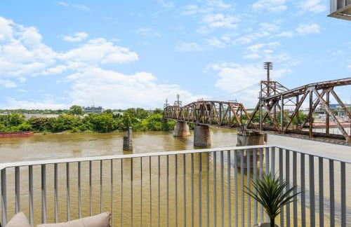 River View High-End Condo with Private Patio and FREE Parking - Foto 31