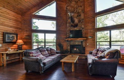 Luxury Lakefront Chalet Resort 2 Pools FREE Amenities Dock MiniGolf Waterslide - Foto 35