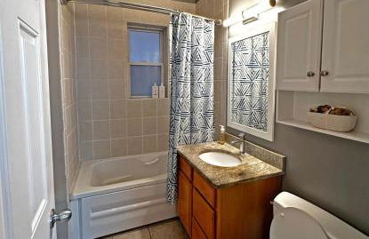 Spacious and Modern 3BD 2BA Home- Garage Parking! - Foto 12