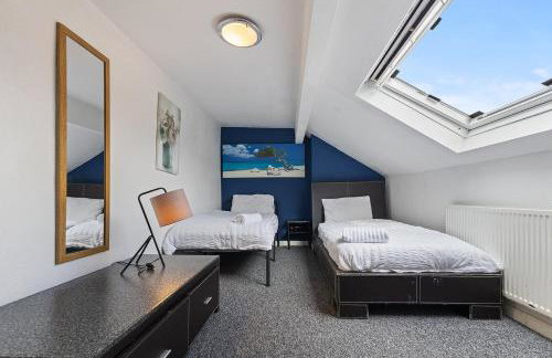 Stylish 2-Bedroom Apartment in Leeds LS12, Perfect for Contractors & Extended Stays-F&K Property - Foto 14