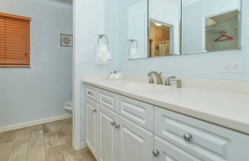 Heated Pool Home - Perfect Location - Walk to Beach, Restaurants and More! - Foto 23