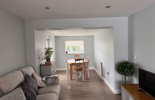 Pet-friendly - 2 Bedrooms Bungalow hot tub Parking - Foto 10