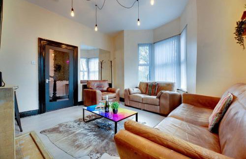 Newcastle CITY APT5,FREE STREET PARKING,4 BEDROOM HOUSE WITH 2 FULL BATHROOM AND KITCHEN,ALL ROOMS WITH TVs,7 BEDS,NETFLIX - Photo 5