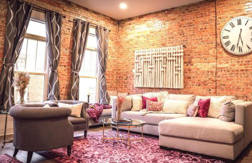 Private Boutique Getaway - Fireplace & Soaking Tub - Downtown Loft - by Cross-Key Vacation Rentals - Foto 4
