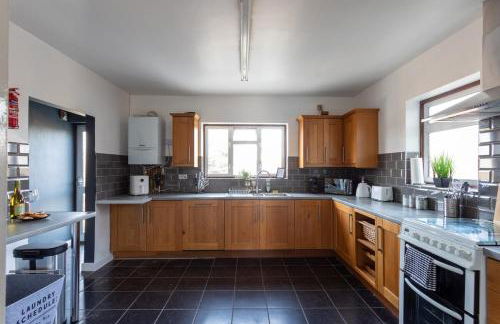 Newly Refurbed Home With Football Table Near M5 Junction 2 - Foto 6