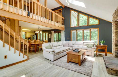 Woodsy Big Bass Lake Hideaway with Fire Pit and Deck! - Foto 1