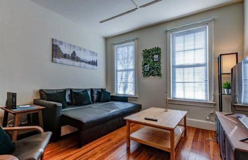 3BR Colonial House with Parking by CozySuites - Foto 18