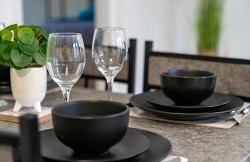 Elegant 2BR Escape Ideal for Long Stays - Foto 29