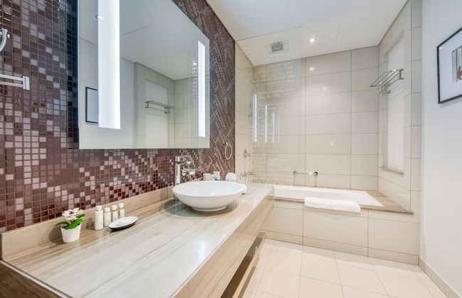 Maison Privee - Cool Dubai Apt next Burj Khalifa & Design District - Photo 16