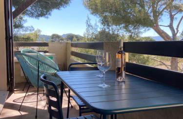 T2 tout confort et moderne, climatisé avec balcon et parking, à 10 min du port et de la plage - Foto 1