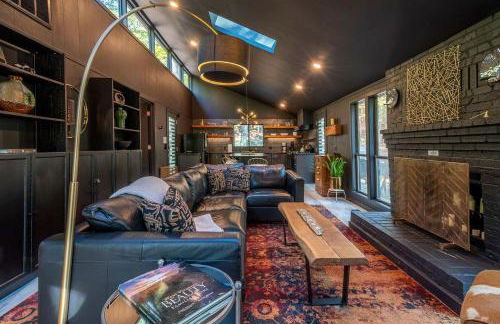 Modern Forest Cabin with Hot Tub, Screened Porch & Resort Access Near Hedgesville, WV - Foto 12