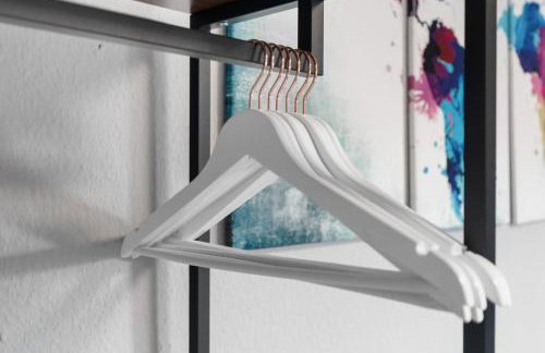 DG - Einfach aber sehr komfortabel - Wohnung für bis zu 12 Personen - Gruppen, Messe, Monteure, Studenten - Voll ausgestattet - 3 Smart-TV 55 Zoll Netflix, 1000 Mbit WLAN, voll ausgestattete Küche - Foto 24