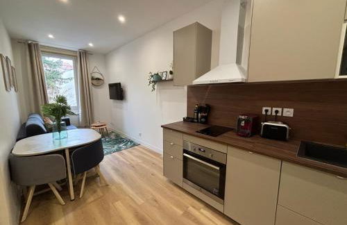 Élégant T2 à Bron, Tramway à 2min, Box Parking, 4Personnes - Foto 1