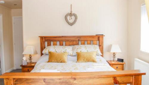 Fabulous detached lodge with hot tub two nights minimum stay - Foto 2