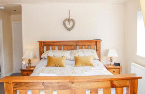 Fabulous detached lodge with hot tub two nights minimum stay - Foto 2