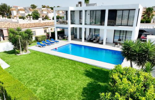 Luxury villa with large swimming pool and outdoor area - Foto 10