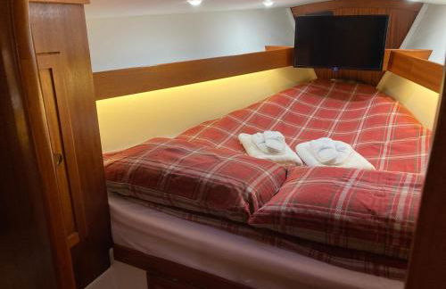 Entire Boat at St Katherine Docks 2 Available select using room options - Photo 56