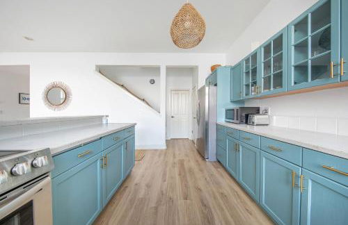 Modern retreat w/ stunning views & hot tub - Photo 7