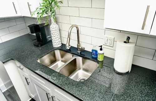 Less than 1mi to Little Caesars Arena, 2BR with Free Parking - Foto 12