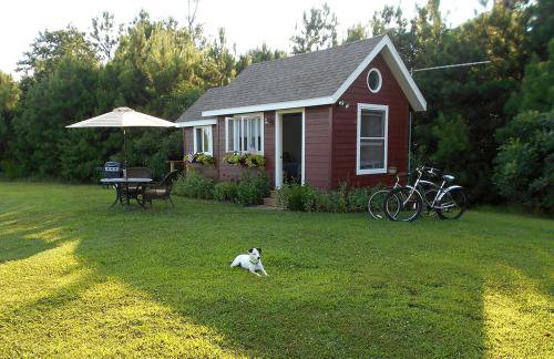 Serene Tiny House with a Big Charm for Glamping in Virginia - Photo 22