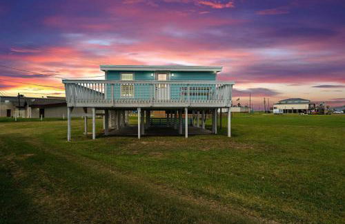 Beach Bungalow with Gorgeous Deck, Close to Beach - Foto 1