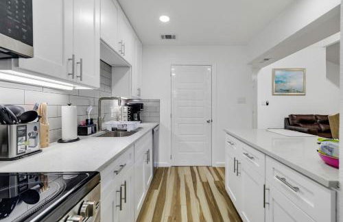 Arlington Entertainment District Home Green & White Door - Foto 29