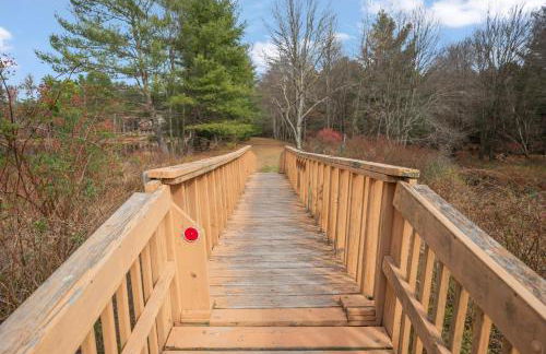 Relaxing Pocono Stay Near Lake with Hot Tub & BBQ - Foto 54