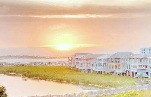 Fun cozy beach retreat! Steps to beach, heated pool & pickleball - Foto 6