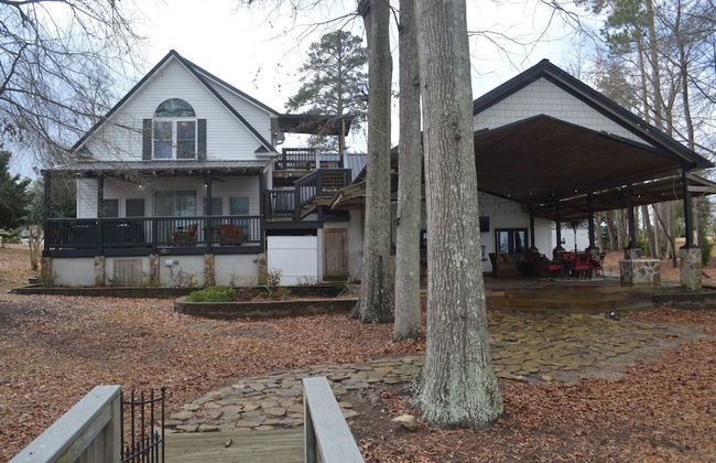 5 BR House Lake Retreat w/ Hot Tub, Sleeps 12 - Foto 2