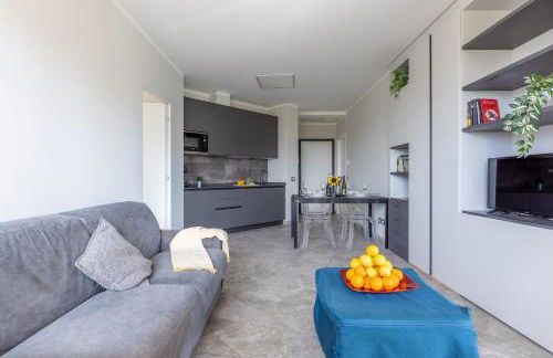 GuestHost -Elegant Seaside Apartment with Pool and Parking - Foto 13