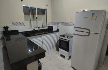 Casa para Famílias e Grupos com Ar-condicionado, Churrasqueira e estacionamento próximo em Praia Grande - Foto 54