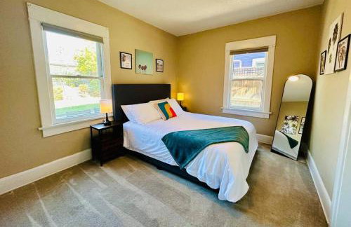 3-Bedroom, Prime Location, Private Backyard! - Foto 5