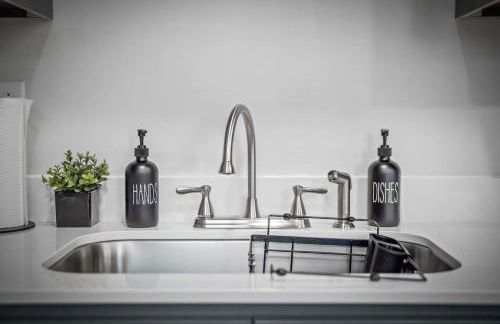 Apt+ 2 Queens+Bunkbed+Free Parking 55"TV - Photo 42