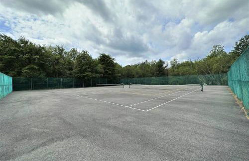 WOW!! Ultimate Pocono Retreat, Hot Tub, Game Room, Deck, Lakes, Skiing, Pools - Foto 43