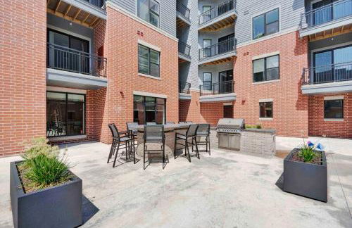 Washer & Dryer with Free Underground Parking with a Pool - Foto 17