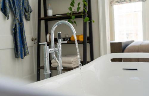 Bespoke Central Town House - Photo 31